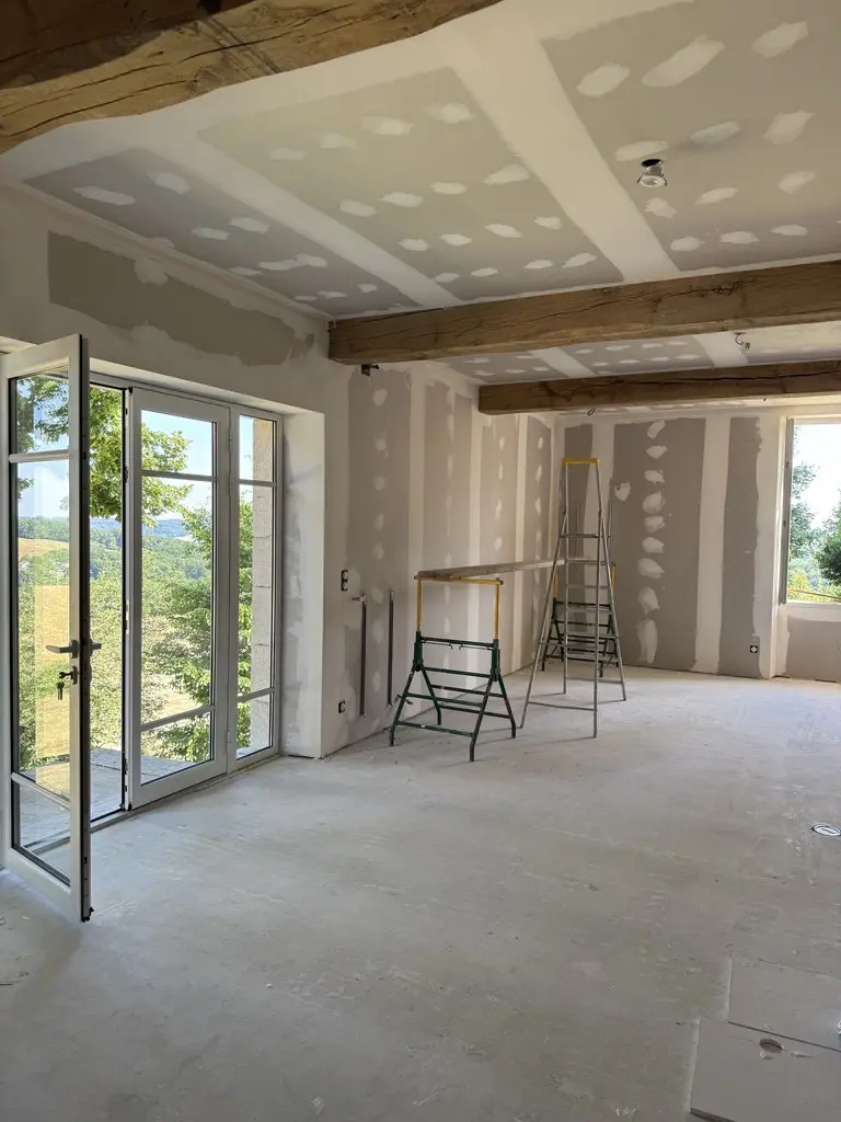 Cloisons en plaques de plâtre sur un chantier à Agen