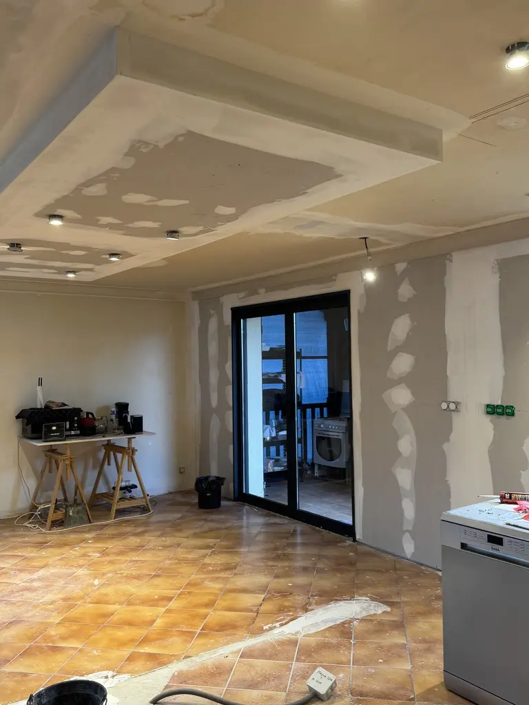 Pièce rénovée avec cloisons et finitions en cours